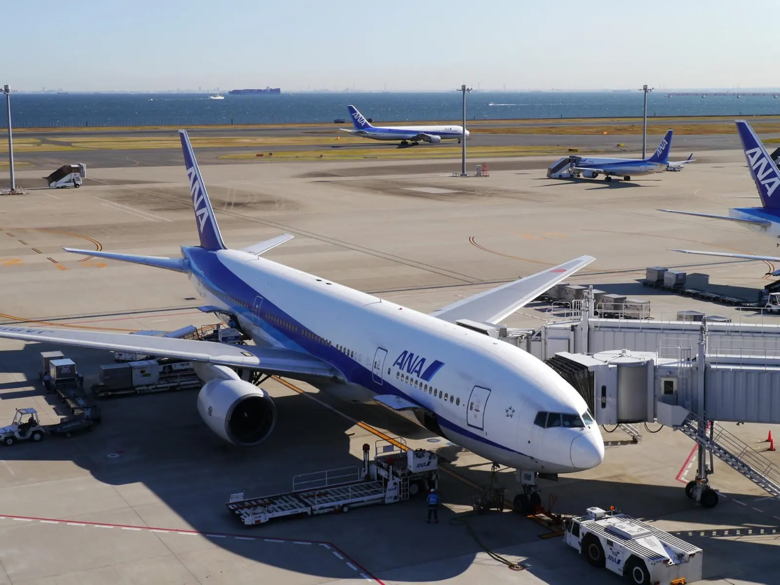 Самолёт у выхода в аэропорту Ханэда в Токио