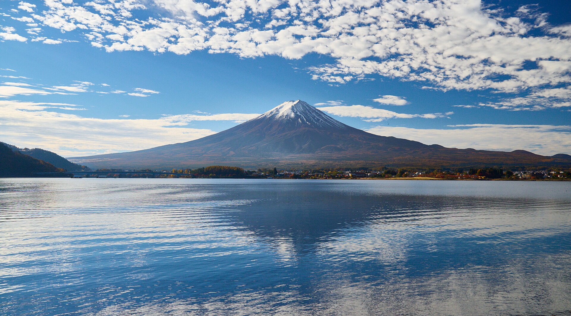 Il Monte Fuji specchiato nel Lago Kawaguchiko in una giornata limpida