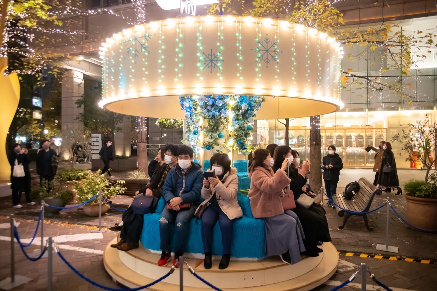 Marunouchi Nakadori under its champagne gold winter illumination