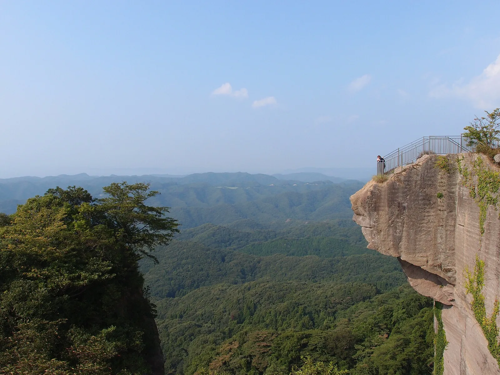 The Jigoku Nozoki rock ledge jutting out over the forest at Nokogiriyama